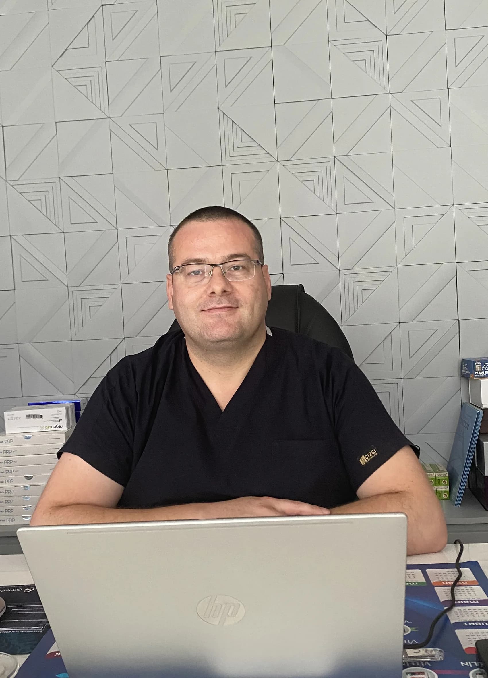 Prof. Dr. Alper Çıraklı, AC CLINIC'teki muayene odasında