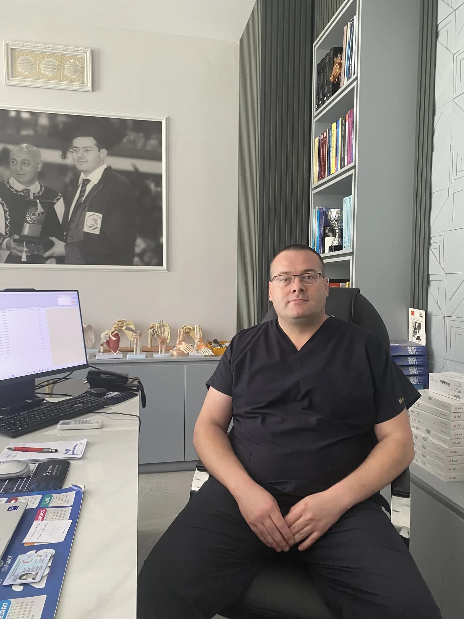Prof. Dr. Alper Çıraklı kendi hekim odasında