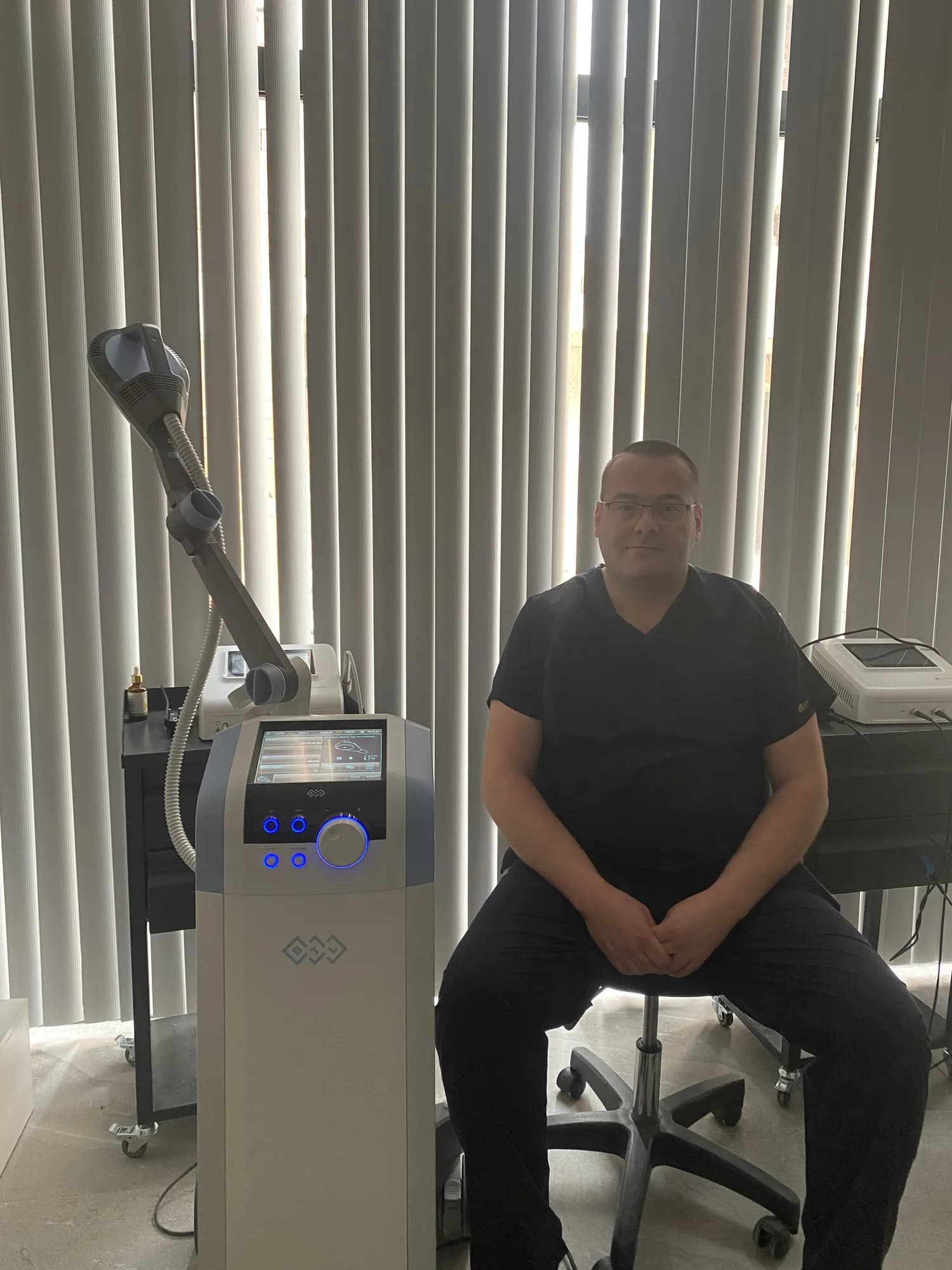 AC CLINIC uygulama odası ve tedavi cihazı