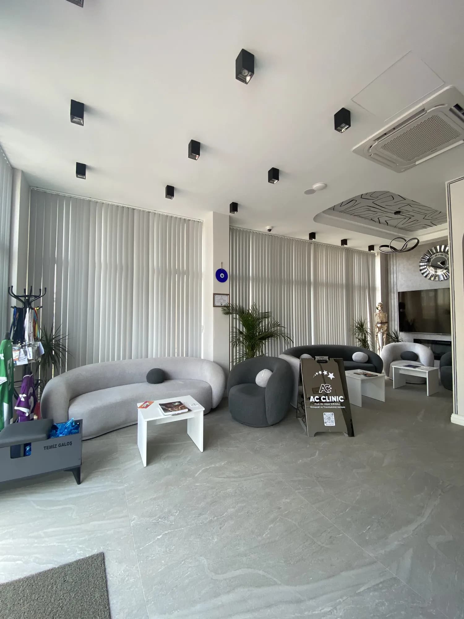 AC CLINIC bekleme alanının geniş görünümü