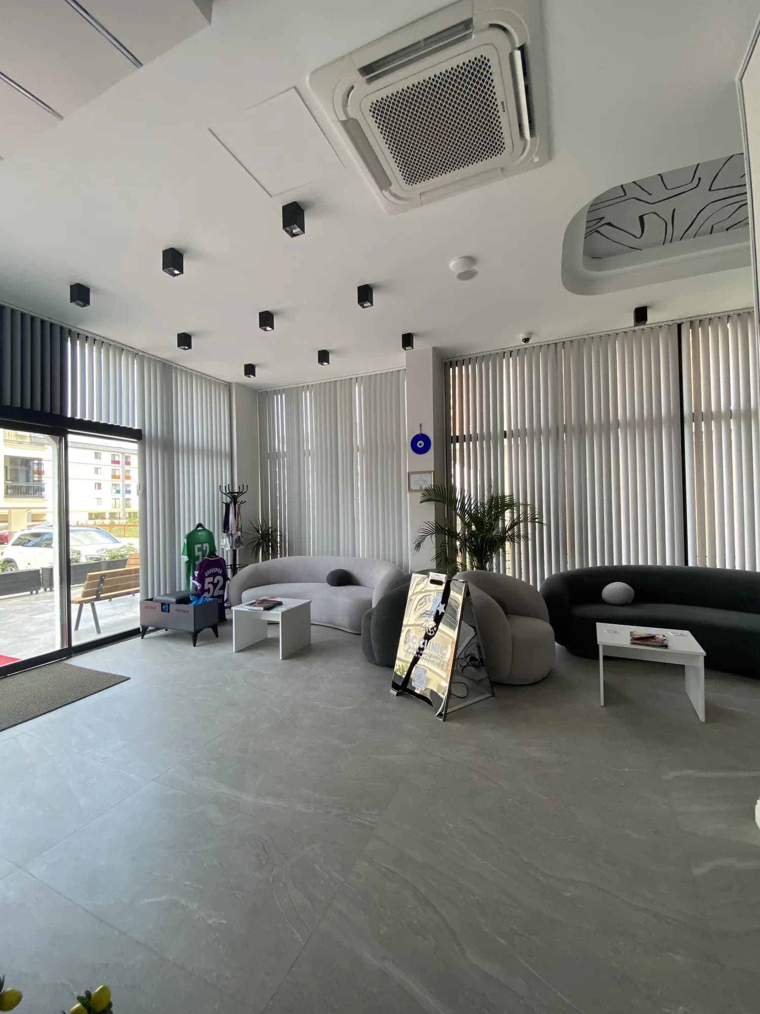 AC CLINIC bekleme salonunda gün ışığı