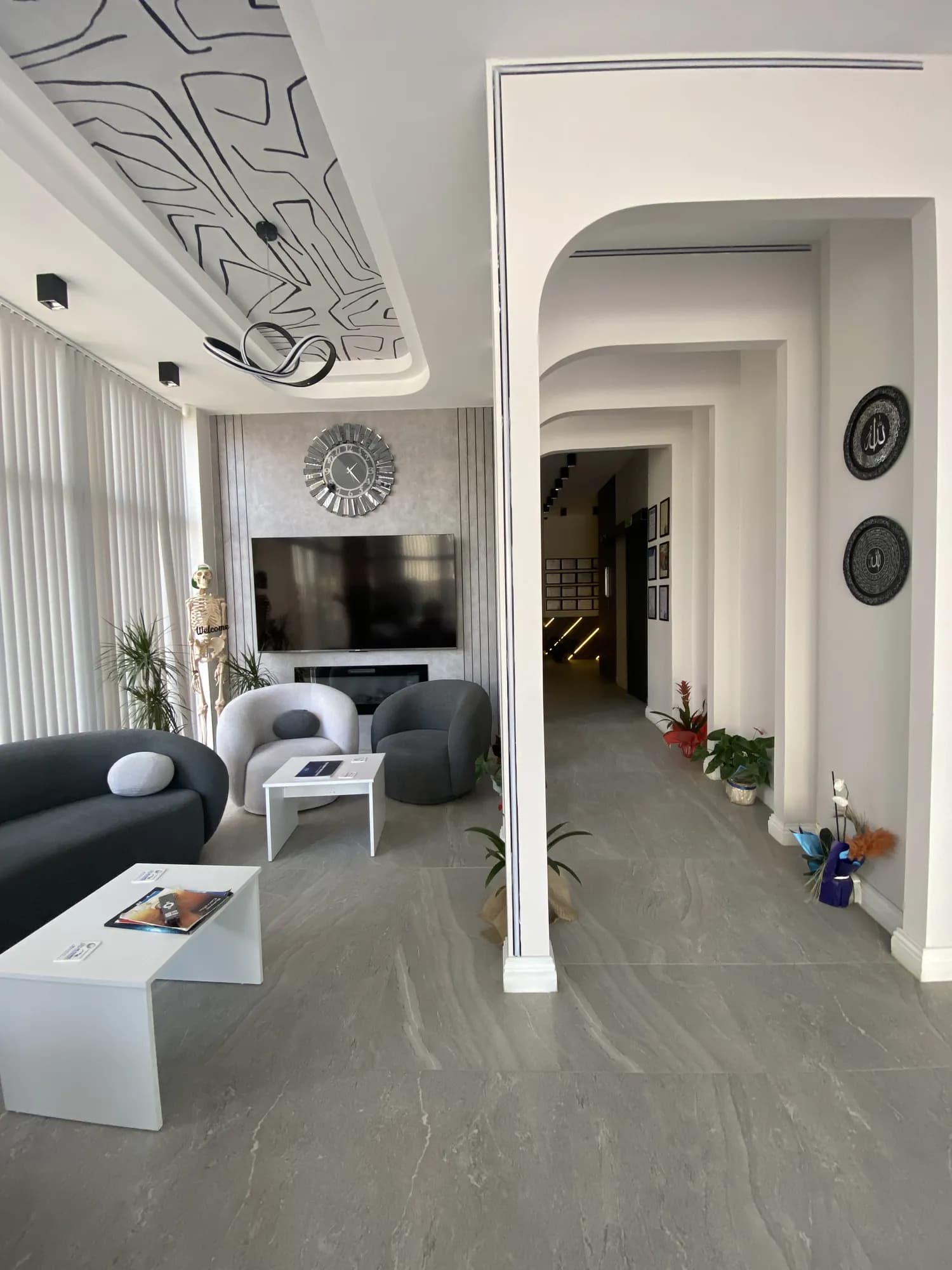 AC CLINIC bekleme salonunun desenli tavan detayı