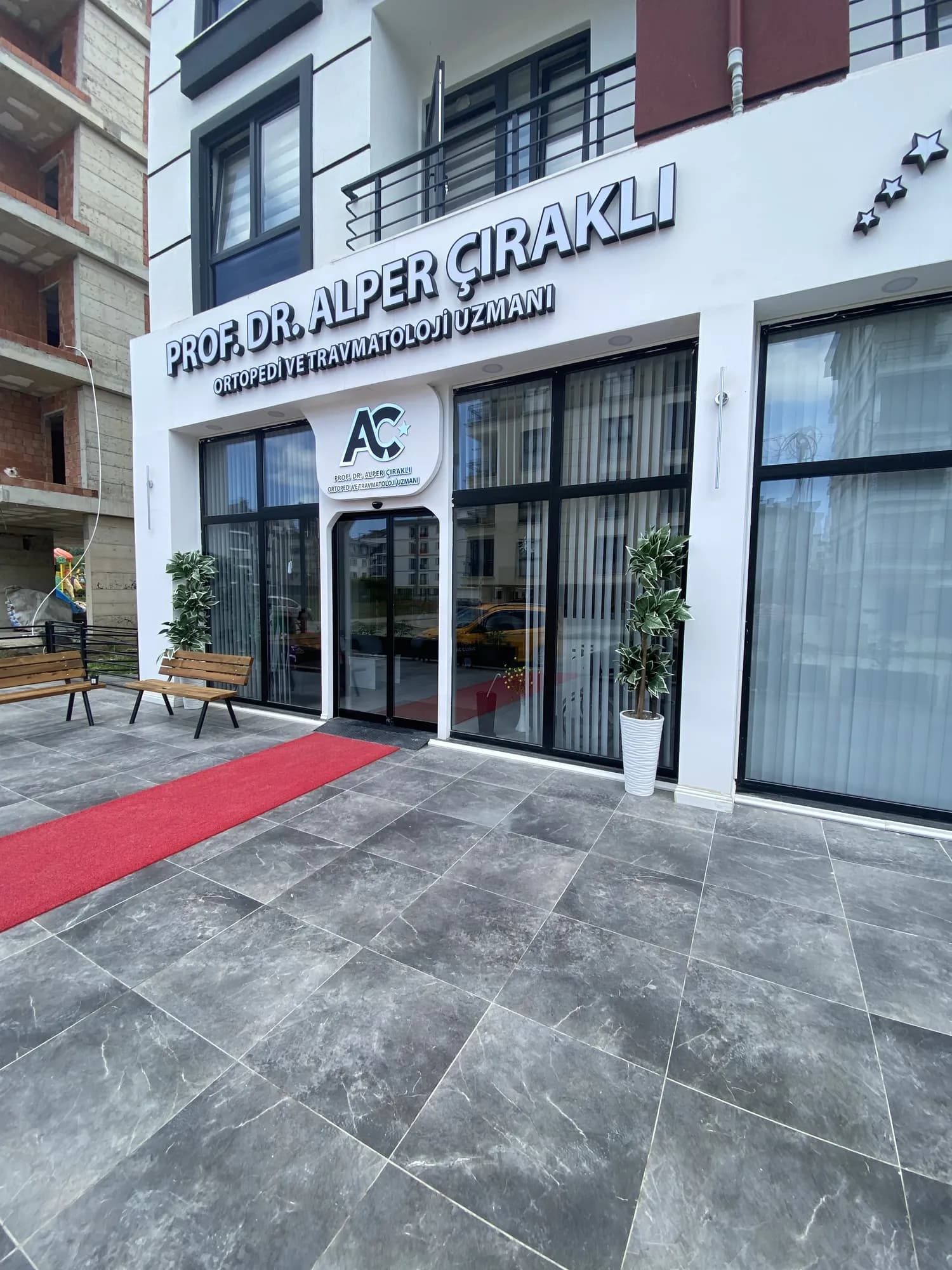 AC CLINIC girişi ve cadde üzerindeki zemin kat cephesi