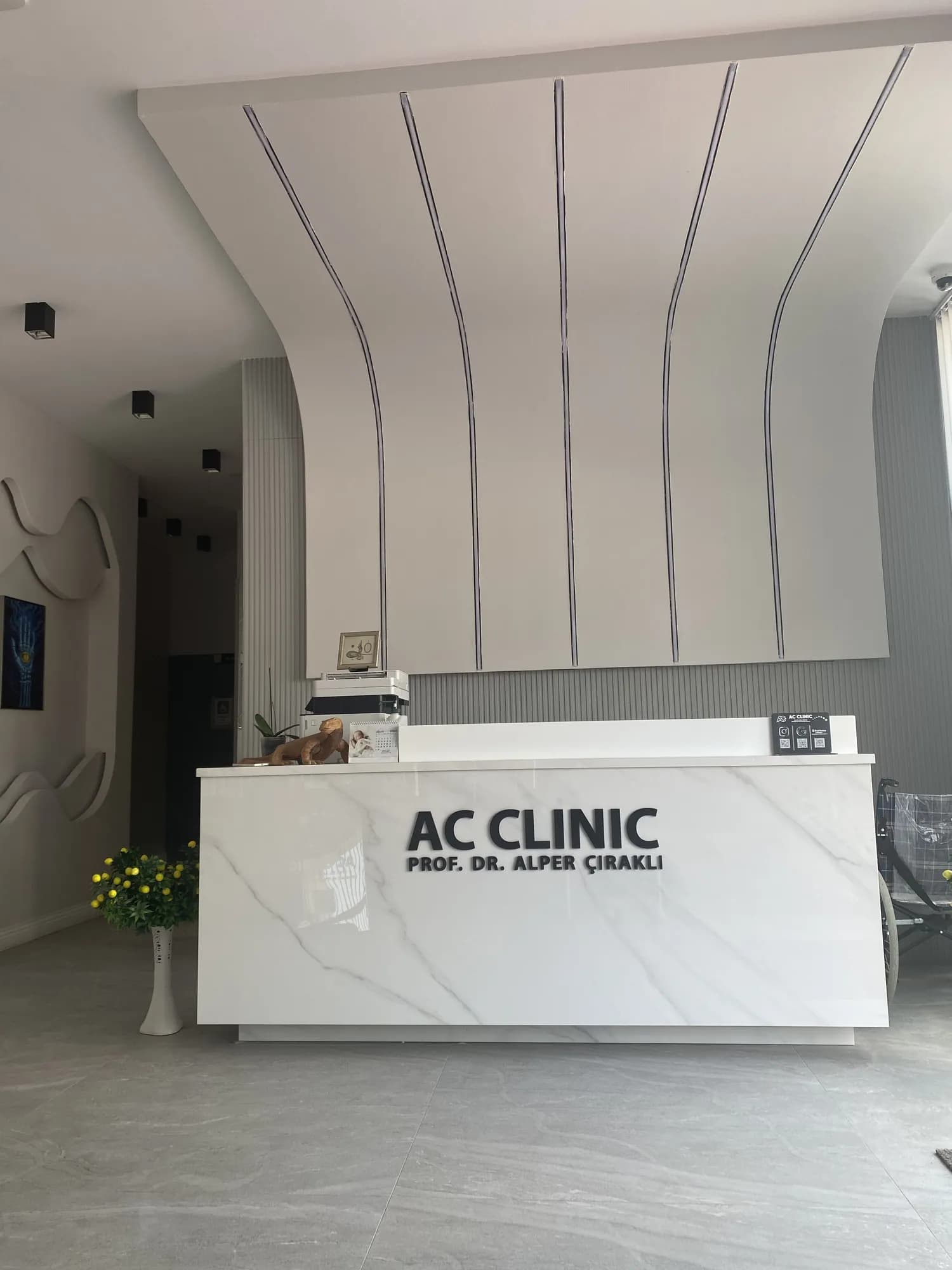 AC CLINIC resepsiyonu ve mermer bankosu — Altınordu, Ordu