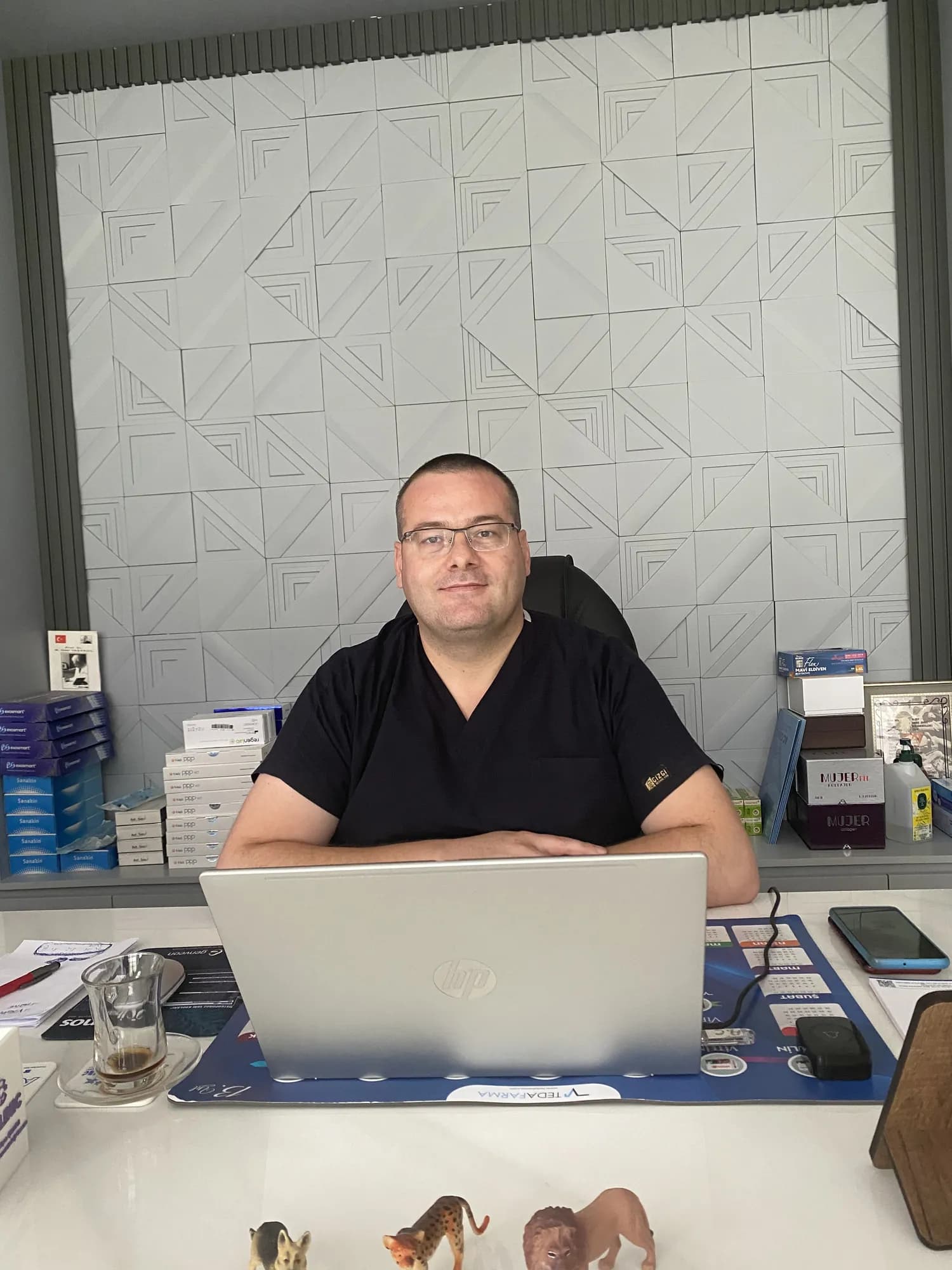 Prof. Dr. Alper Çıraklı muayene masasında