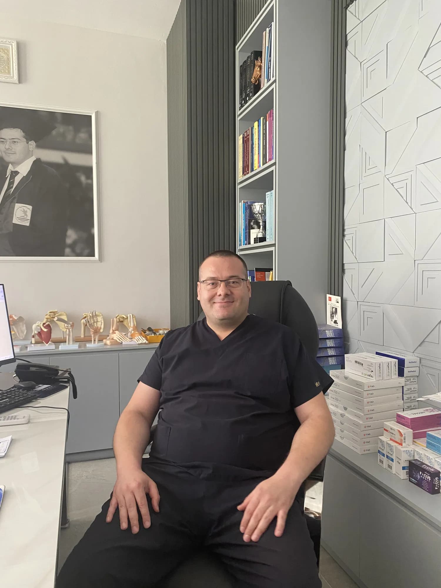 Prof. Dr. Alper Çıraklı hekim odasında